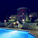 Foto villa con piscina